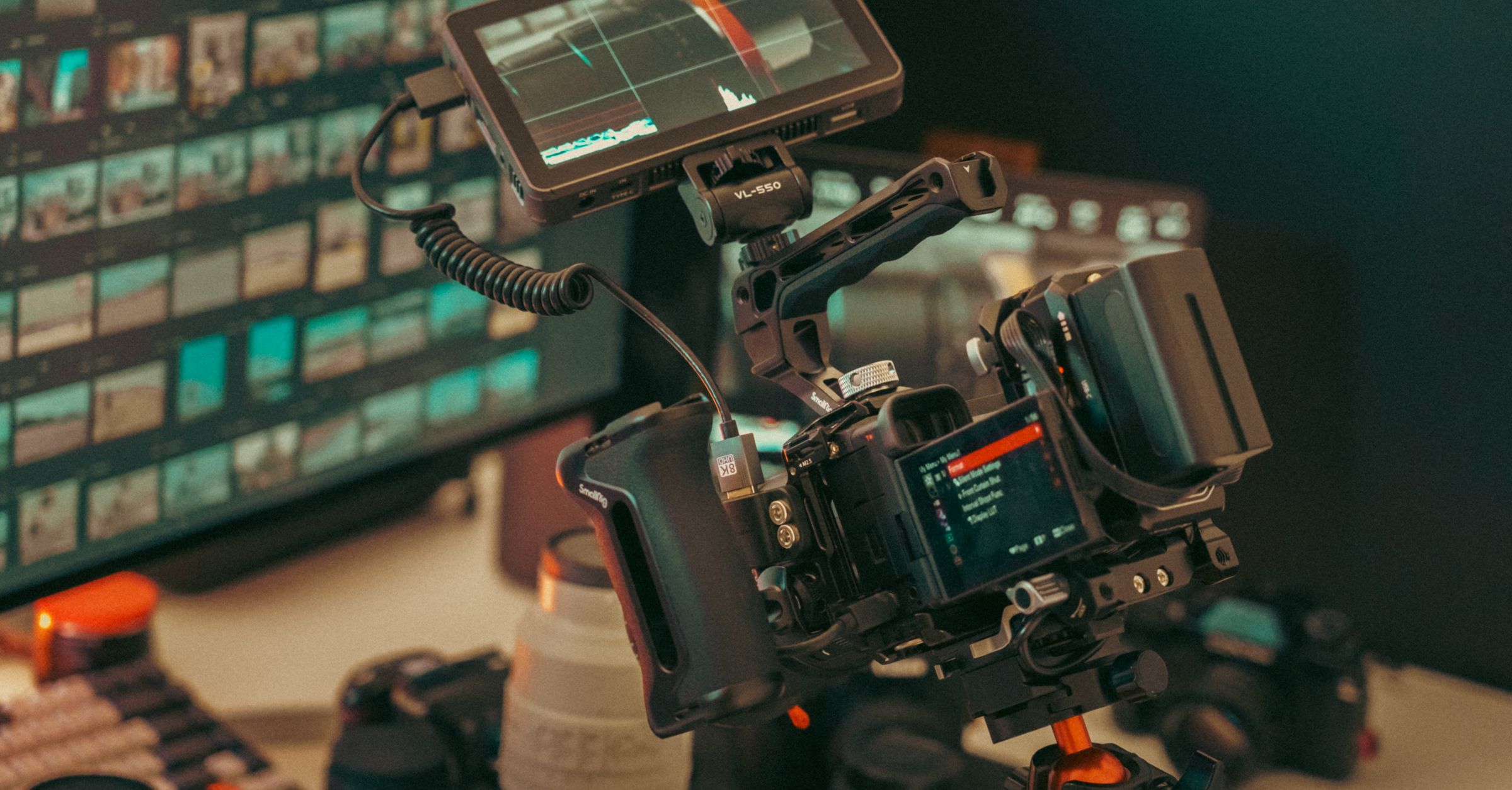 Caméra vidéo et moniteur externe devant un écran de montage.