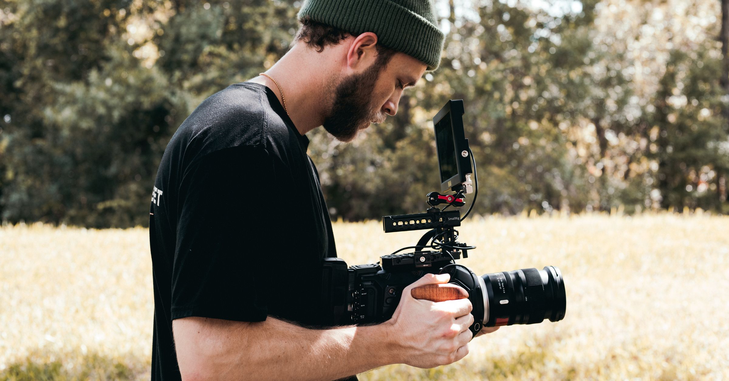 Un homme utilise une caméra de cinéma en extérieur.